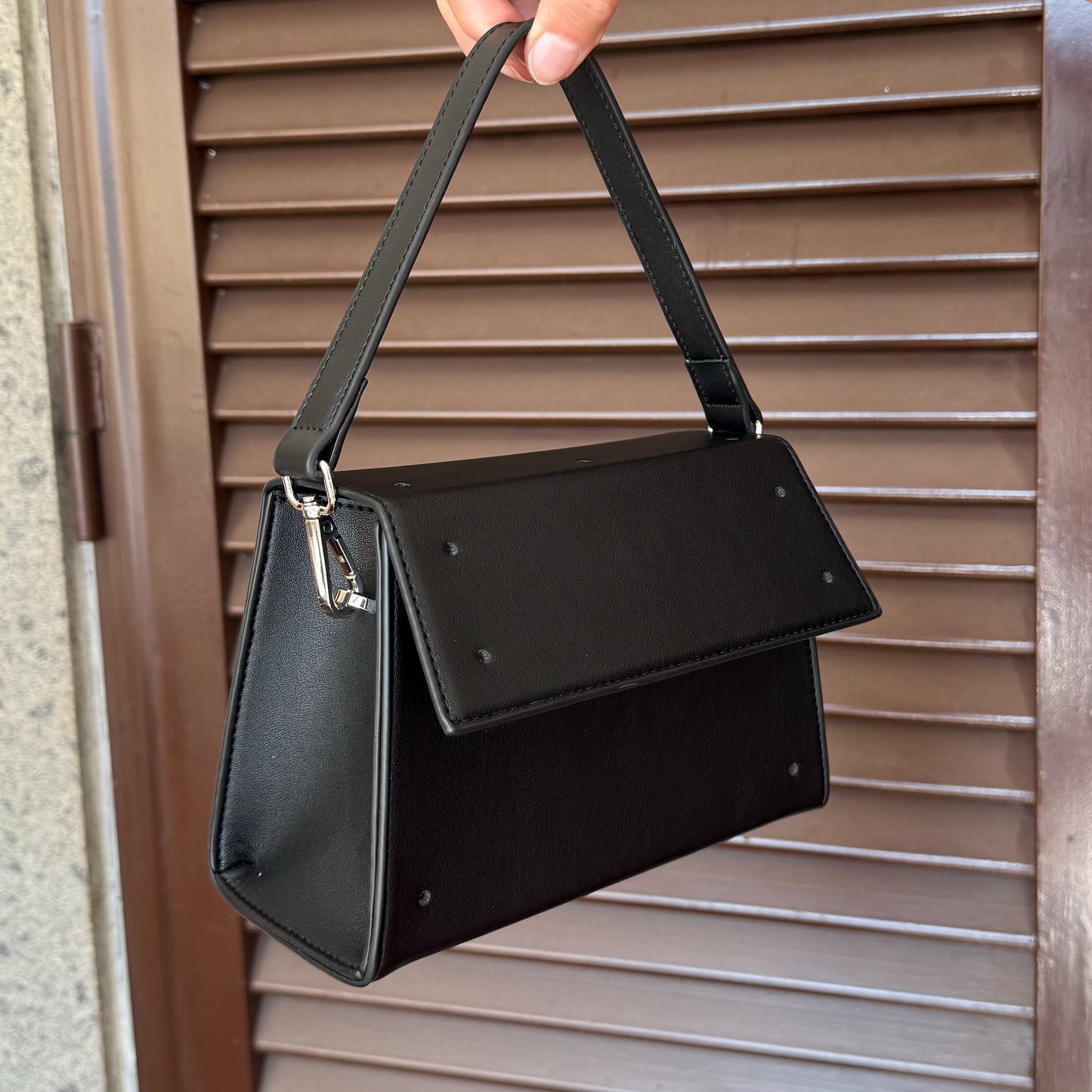 Tracolla corta in similpelle - Nera