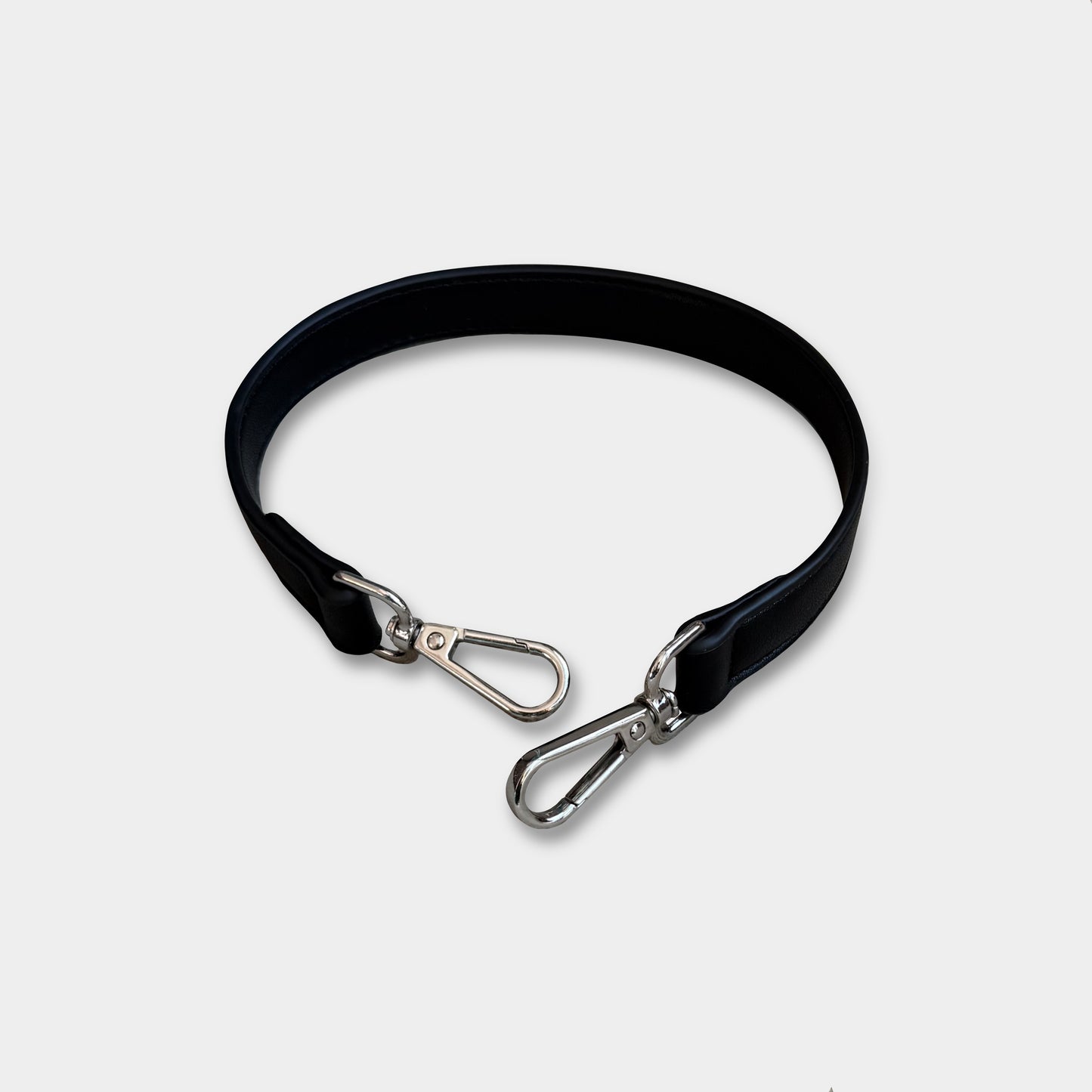 Tracolla corta in similpelle - Nera